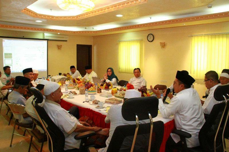 Foto: Menag Lukman pimpin rapat persiapan penyambutan kedatangan jemaah gelombang dua di Madinah, Kamis (7/9).