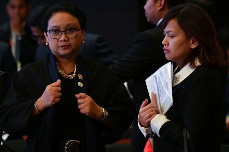 Menlu Retno Marsudi dalam pertemuan ASEAN di Manila, Filipina Agustus 2017 lalu (Foto: AFP).