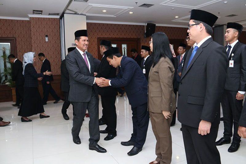 Foto: Menteri Asman Abnur menyalami para pejabat Kementerian PANRB yang dilantik, Senin (4/9).