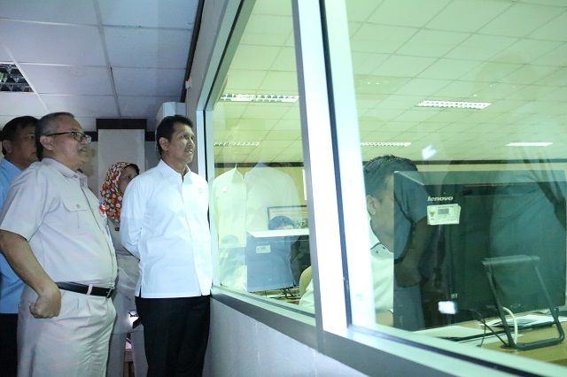 Foto: Menteri Asman didampingi Deputi Bidang Sistem Informasi Kepegawaian BKN Iwan Hermanto saat meninjau pelaksanaan SKD dengan sistem CAT di BKN Pusat, Jakarta, Selasa (12/9).