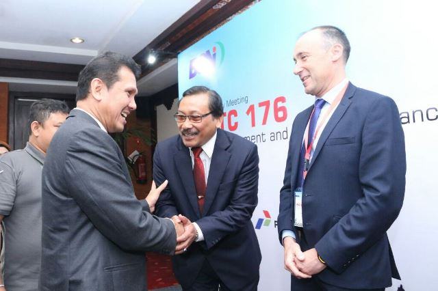 Foto: Menteri PANRB Asman Abnur menyalami Kepala BSN Bambang Prasetya dalam pembukaan rapat pleno ke-33 ISO/TC 176 terkait Quality Management and Quality Assurance di Bali, Senin (10/9).