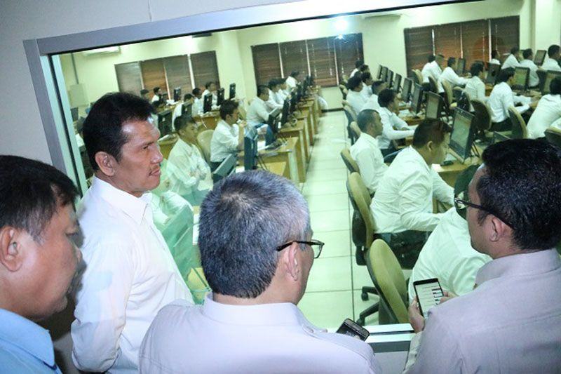 Foto: Menteri PANRB Asman Abnur saat meninjau pelaksanaan SKD dengan sistem CAT di kantor pusat BKN, Jakarta.