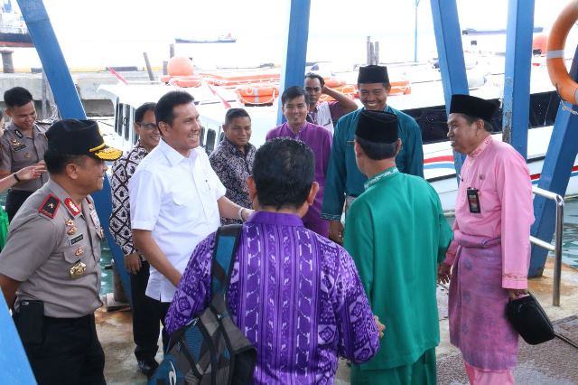 Foto: Menteri PANRB Asman Abnur (baju putih) didampingi Wakapolda Kepri Brigjen Pol Didi Haryono, berbincang-bincang dengan pimpinan STAIN Sultan Abdurrahman Kepri di dermaga Tanjung Pinang, sebelum memberikan kuliah umum di kampus tersebut, Jumat (29/9).