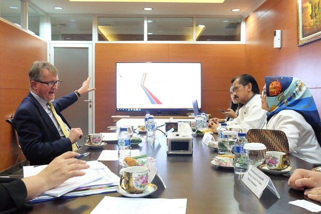 Teks Foto: Deputi Bidang Pelayanan Publik Kementerian PANRB Diah Natalisa menerima kunjungan Commonwealth Ombudsman Australia Michael Manthorpe dan Director Internasional I Integrity Branc Lisa Collet, di Kantor Kementerian PANRB, Rabu (6/9).