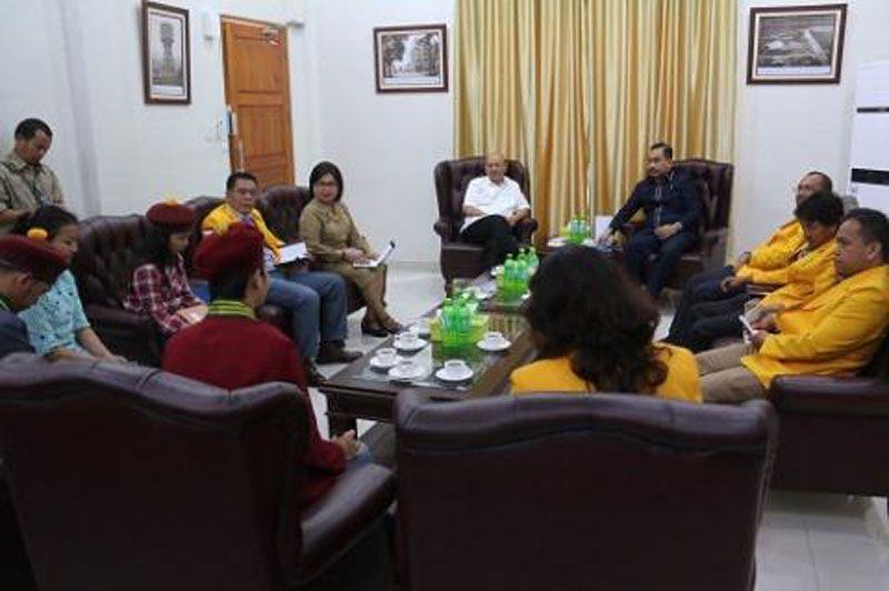 Foto: Walikota Medan Drs H T Dzulmi Eldin S MSi menerima audiensi pengurus Dewan Pimpinan Daerah Ikatan Sarjana Katolik (DPD ISKA) Sumut di rumah dinas Jalan Sudirman Medan, Senin (4/9).