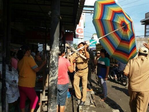 Foto: Jajaran Kecamatan Medan Deli melakukan penertiban terhadap para pedagang yang berjualan di atas parit maupun trotoar di Jalan Platina Lingkungan III, Kelurahan Titi Papan, Kecamatan Medan Deli, Selasa (26/9).
