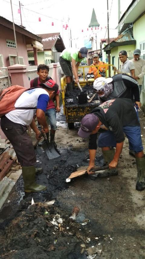 Foto: Petugas Penanganan Prasarana dan Sarana Umum (P3SU) sedang mengorek parit di Gang Tengah, Kelurahan Pahlawan.