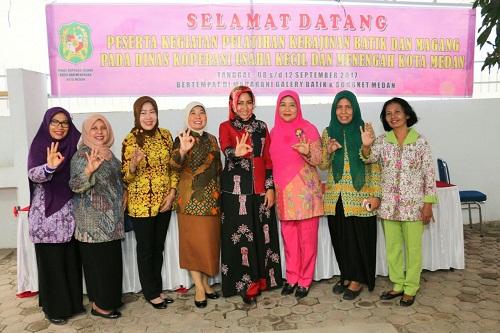 Foto: Ketua TP PKK Kota Medan Hj Rita Maharani Dzulmi Eldin SH, membuka Pelatihan Kerajinan Membatik di Maharani Galeri, Jumat (8/9).