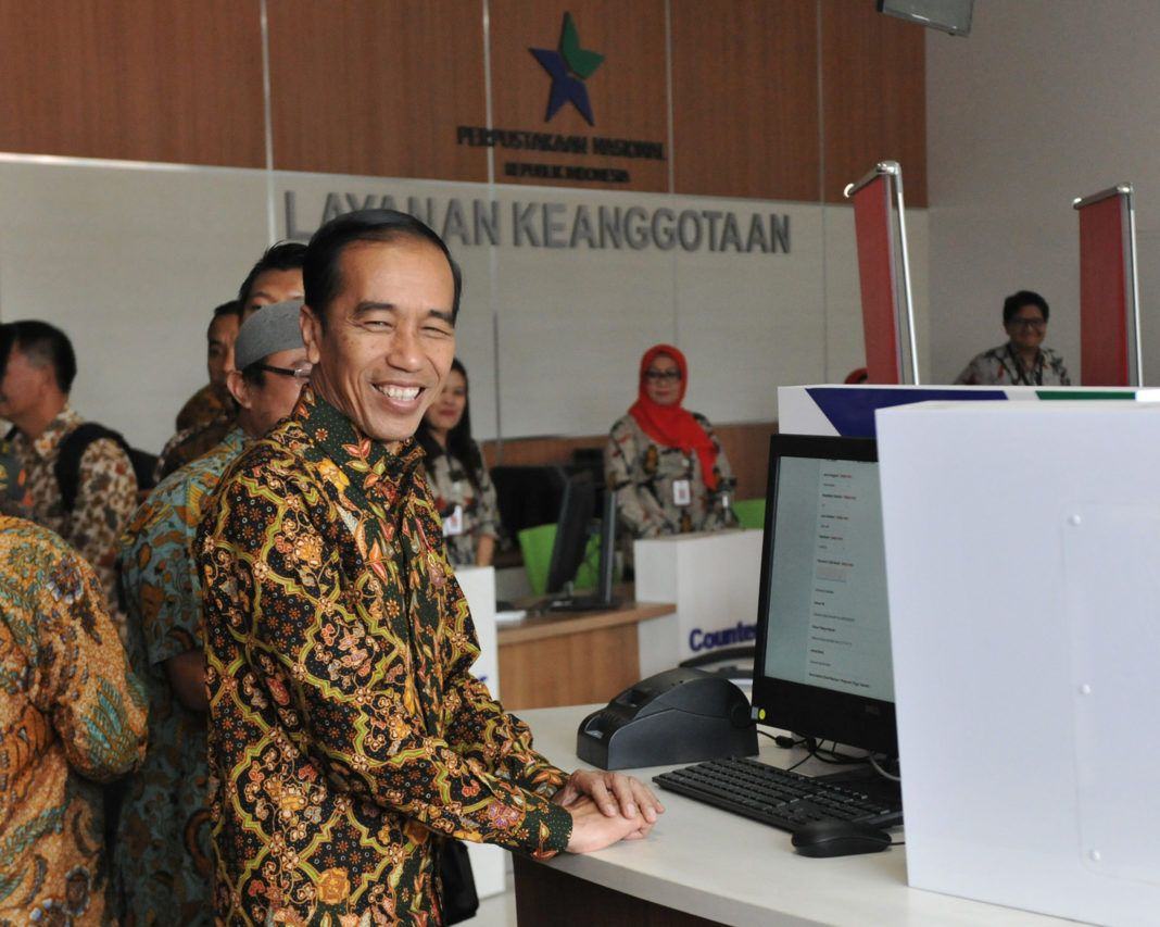 Foto: Presiden Jokowi mencoba salah satu pelayanan Perpusnas, saat meresmikan gedung layanan fasilitas Perpusatakaan Nasional, di Jakarta, Kamis (14/9).