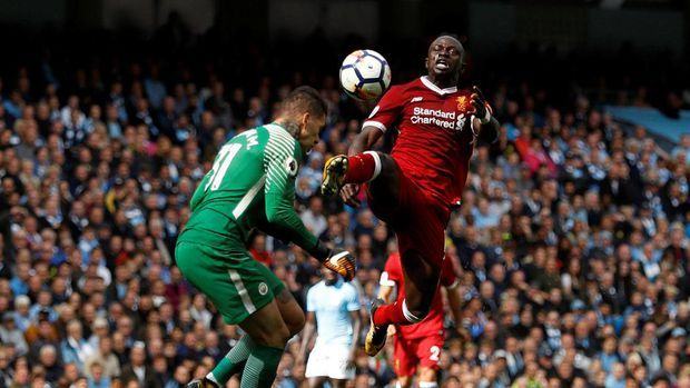 Foto: Sadio Mane diusir wasit karena menendang kepala kiper ManCity, Eder Moraes. (Reuters/Lee Smith)