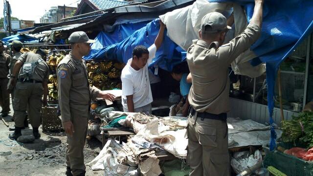 Foto: Seluruh unsur jajaran Kecamatan Medan Tuntungan Bersama Satpol PP Kota Medan melakukan penertiban terhadap pedagang kaki lima (PK5) di seputaran Simpang Melati dan Jalan Sakura, Kelurahan Tanjung Selamat, Selasa (5/9).