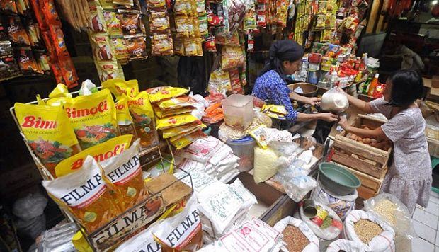Foto: Pedagang sembako melayani pembeli.