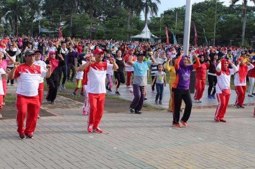 Foto: Walikota Medan, Drs H T Dzulmi Eldin S M.Si dan Ketua Yayasan Jantung Indonesia Sumut Hj Rita Maharani Dzulmi Eldin bersama warga Medan mengikuti senam jantung sehat, di Lapangan Merdeka, Minggu (17/9).