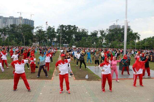 Walikota Medan Drs H T Dzulmi Eldin S M.Si didampingi Ketua TP PKK Kota Medan sekaligus Ketua Yayasan Jantung Sehat Cabang Utama Sumatera Utara Hj Rita Maharani Dzulmi Eldin SH ikut senam jantung sehat bersama ribuan warga di Lapangan Merdeka Medan, Minggu (3/9).