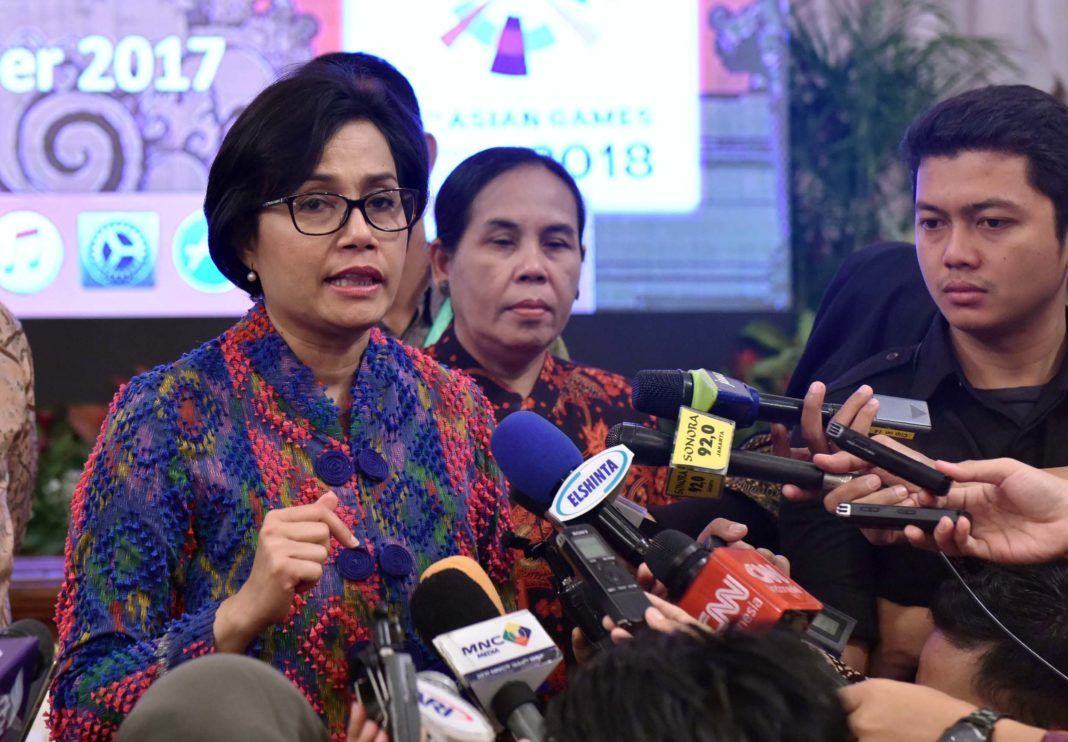 Foto: Menkeu Sri Mulyani Indrawati menjawab wartawan usai menghadiri pembukaan Rakernas Akuntansi dan Pelaporan Keuangan Pemerintah Tahun 2017, di Istana Negara, pada hari Kamis (14/9).