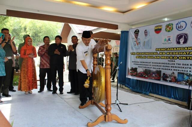 Walikota Medan Drs H T Dzulmi Eldin S M.Si mencanangkan TNI Manunggal KB Kesehatan Kota Medan tahun 2017 di RSU Sufina Azis Jalan Karya Baru, Kelurahan Helvetia Timur, Kecamatan Medan Helvetia, Kamis (7/9).