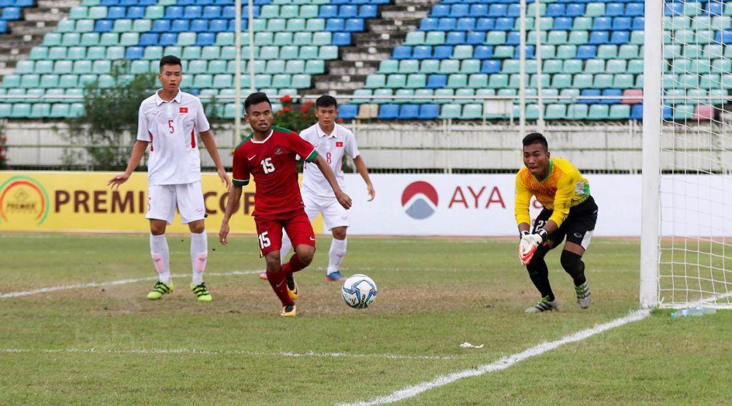 Foto: Pemain Timnas Indonesia U-19, Saddil Ramdani, saat pertandingan melawan Vietnam pada laga AFF U-18 di Stadion Thuwunna, Yangon, Senin (11/9).