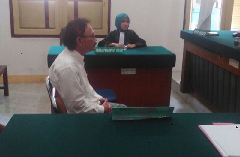 Foto: Terdakwa kasus dana manajemen operasional TPR2K Dirjen Pendidikan Dasar untuk 77 Sekolah Dasar (SD) di Kabupaten Tapanuli Utara (Taput) Tumbur Lumbantobing saat mengikuti persidangan di Ruang Cakra V PN Medan, Senin (25/9).