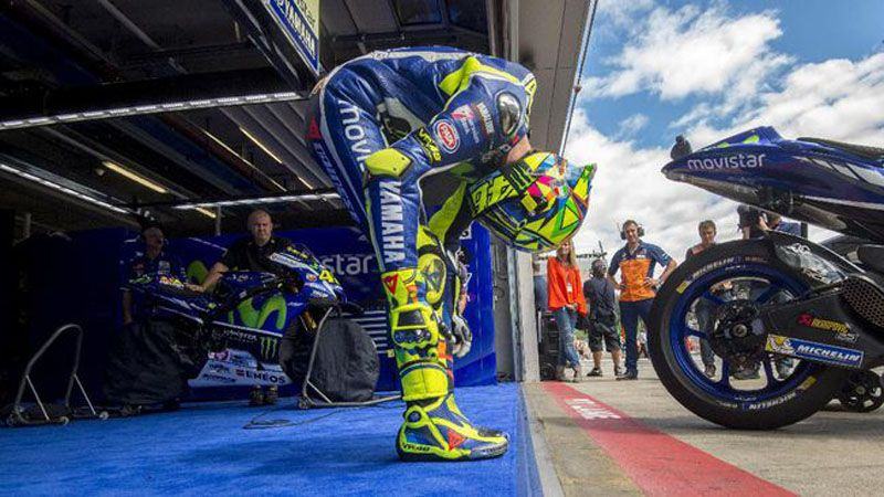 Valentino Rossi mengalami patah kaki akibat kecelakaan latihan off-road di Urbino. (AFP PHOTO / JOE KLAMAR)