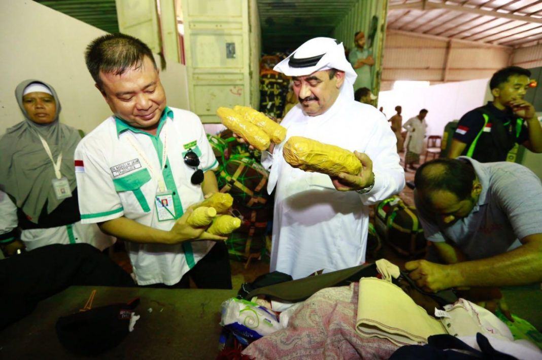 Foto: Kadaker Makkah Nasrullah Jasam saksikan pembongkaran koper terdeteksi bawa air Zamzam di PT Al Mazro'i, Jumat (8/9).