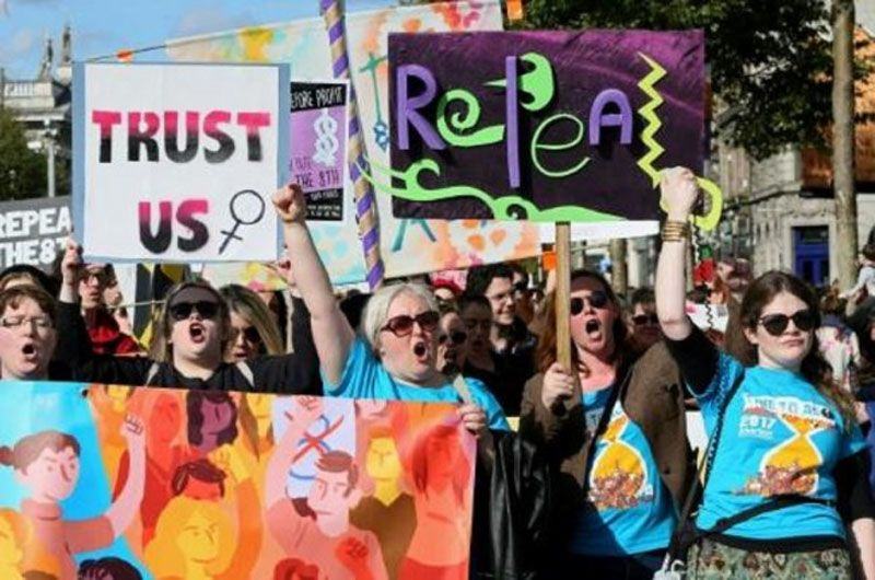 Ribuan warga turun ke jalanan Dublin untuk mendesak pemerintah mengganti UU Aborsi. (Foto: AFP)