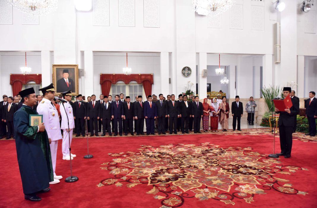 Foto: Presiden Jokowi melantik Anies Baswedan-Sandiaga Uno sebagai Gubernur DKI Jakarta periode 2017-2022, di Istana Negara, Jakarta, Senin (16/6).