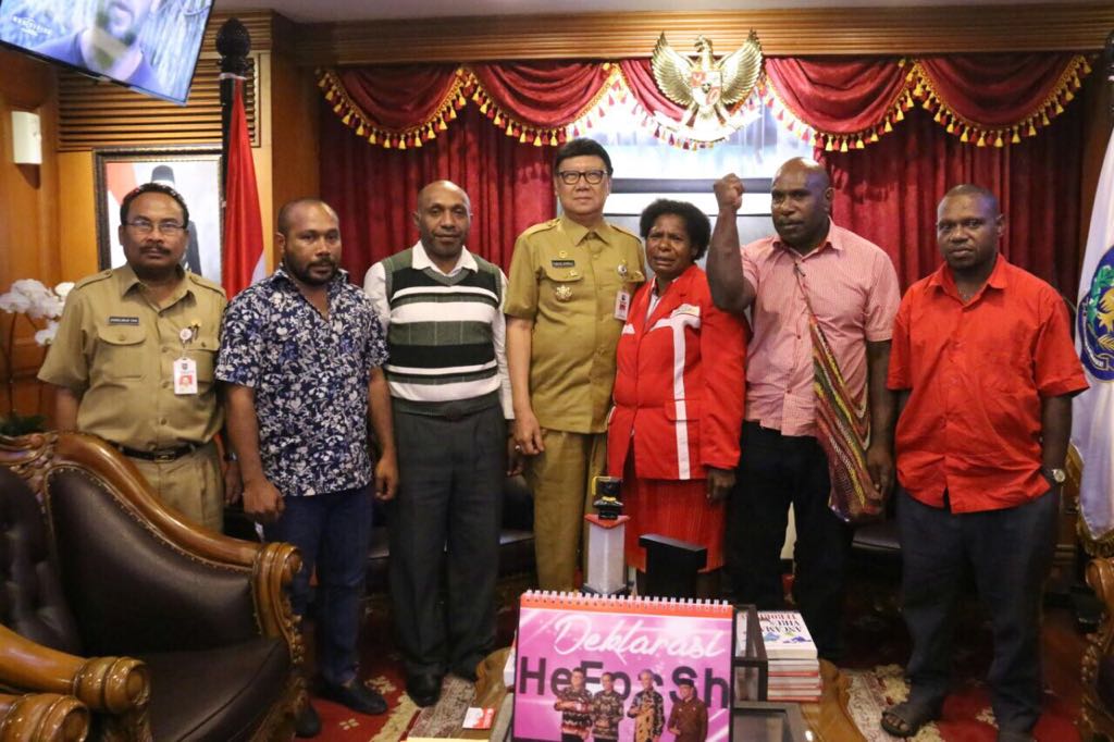 Foto: Menteri Dalam Negeri (Mendagri) Tjahjo Kumolo saat menerima para massa aksi mengatasnamakan Barisan Merah Putih Tolikara di ruangan kerjanya.