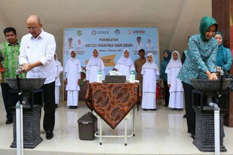 Foto: Walikota Medan ketika menghadiri Peringatan Hari Cuci Tangan Pakai Tangan Sedunia Tingkat Kota Medan di SD Model Perguruan Al Azhar Medan Jalan Pintu Air IV Medan, Sabtu (14/10).