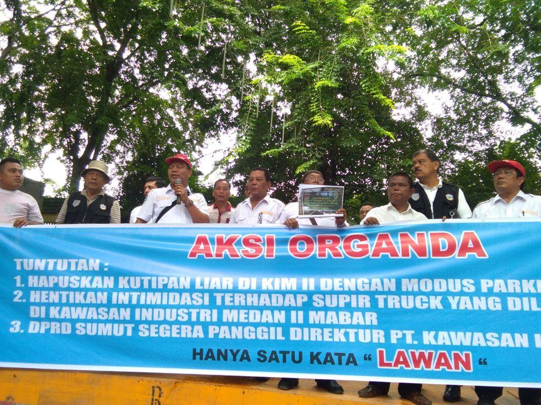 Foto: Sejumlah truk dan para awak supir angkutan khusus Pelabuhan Belawan bersama Organisasi Angkutan Darat (Organda) Provinsi Sumatera Utara mendatangi gedung DPRD Provinsi Sumatera Utara.
