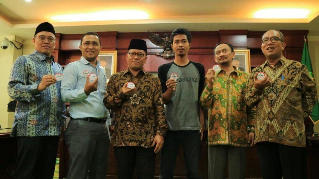 Foto: Dirjen Pendis foto bersama tunjukkan pin logo Hari Santri tahun 2017.