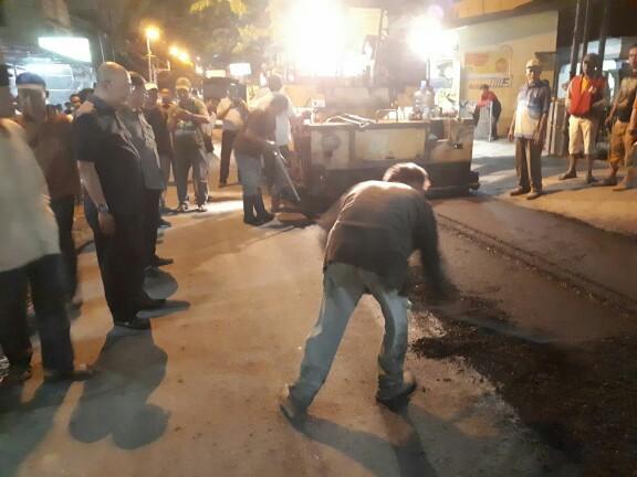 Foto: Walikota Medan Drs H T Dzulmi Eldin meninjau proses pengaspalan di Jalan Muchtar Basri, Kecamatan Medan Timur, Kamis (26/10) malam.