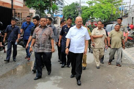 Foto: Walikota Medan Drs H T Dzulmi Eldin S M.Si meninjau lokasi kebakaran di Jalan Taruma/Jalan Air Langga Dalam Lingkungan I, Kelurahan Petisah Tengah, Kecamatan Medan Petisah, Selasa (3/10).