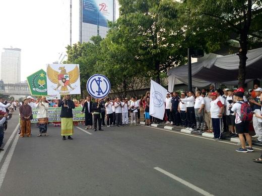 Foto: Menag Lukman lepas gerak Jalan kerukunan yang diselenggarakan Parisada Buddha Dharma Indonesia NSI.