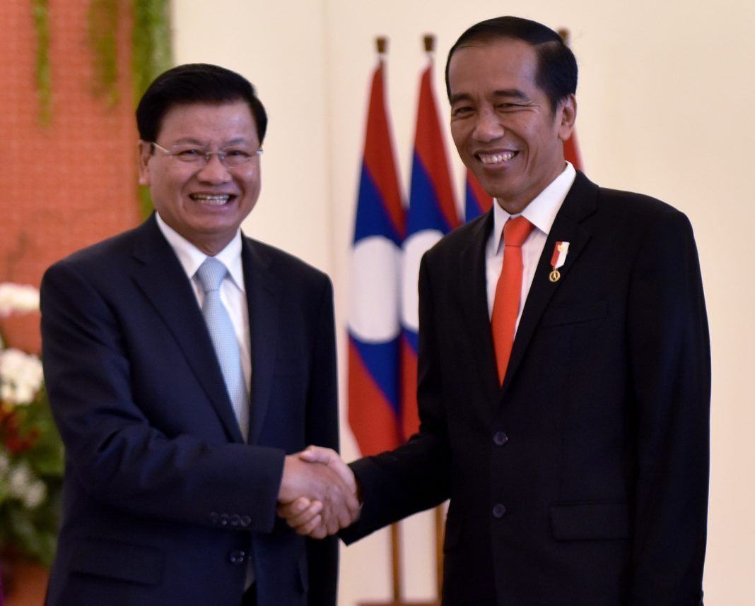 Foto: Presiden Jokowi bersalaman dengan PM Thongloun Sisoulith, di Istana Kepresidenan Bogor, Jawa Barat, Kamis (12/10).