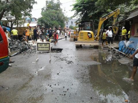Foto: Dinas Pekerjaan Umum membongkar gorong-gorong di Jalan Bilal, Kelurahan Pulo Brayan Kota, Kecamatan Medan Barat, Senin (2/10).