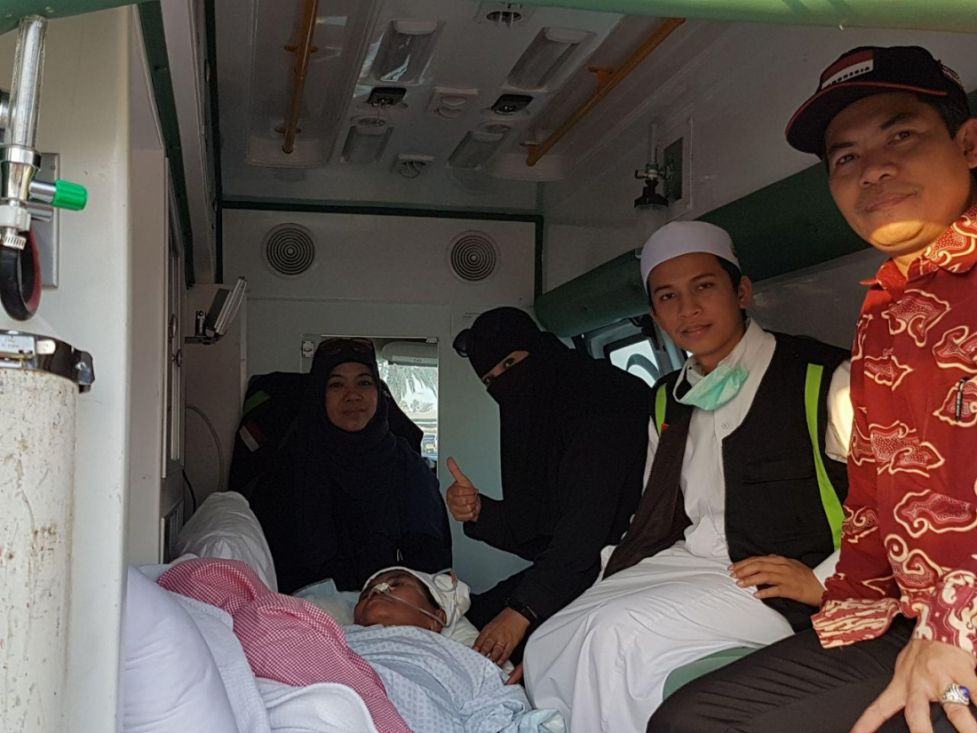 Sebanyak dua jemaah yang dirawat di Rumah Sakit Arab Saudi (RSAS) pasca operasional haji kembali diantar pulang oleh petugas setelah dinyatakan layak terbang oleh pihak berwenang.