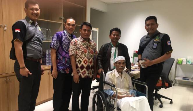 Foto: Jemaah sakit diantar tim Kemenag hingga ke rumahnya dan bertemu keluarga.