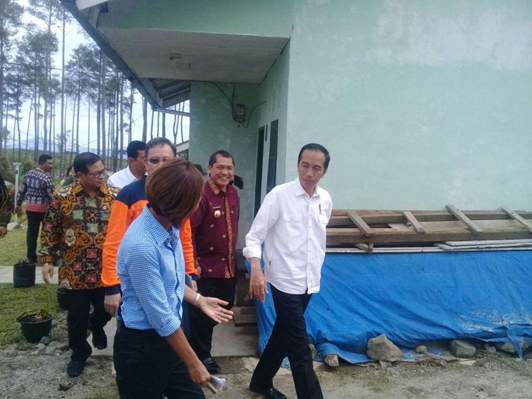Foto: Presiden saat kunjungi penampungan pengungsi Sinabung, di areal relokasi Siosar, Kabupaten Karo, Sumatra Utara, Sabtu (14/10) siang.