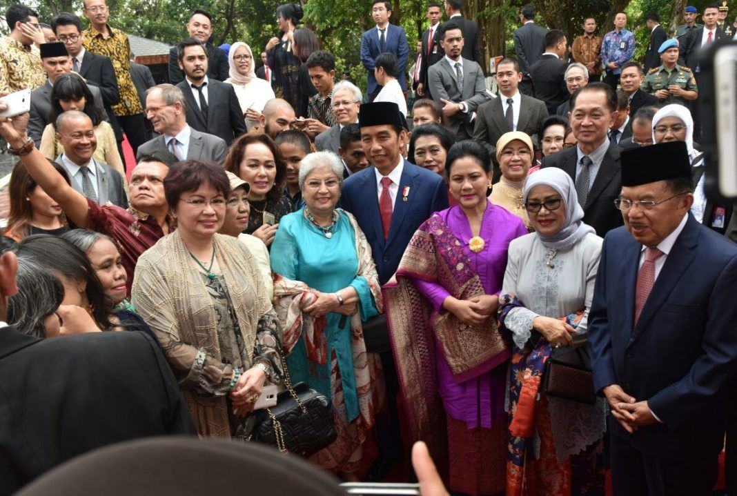 Foto: Presiden Jokowi, Ibu Negara Iriana, dan Wapres Jusuf Kalla berfoto bersama undangan yang hadir di Monumen Lubang Buaya, Jakarta Timur, Minggu (1/10).