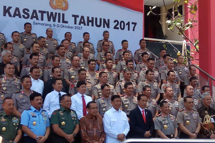 Foto: Presiden Jokowi berfoto bersama dalam acara yang digelar di kompleks Akademi Kepolisian (Akpol) Semarang, Jawa Tengah, Senin (9/10).