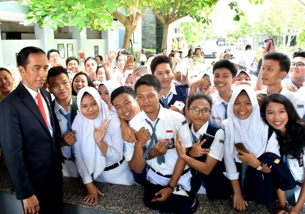 Foto: Presiden Jokowi saat menyerahkan KIP di Semarang, Senin (9/10).