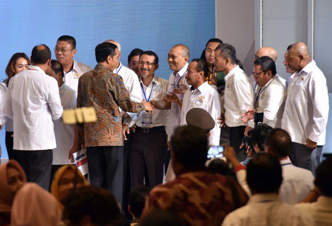 Foto: Presiden Jokowi berbincang dengan sejumlah pengurus KADIN pada penutupan Rakornas KADIN 2017, di di Ballroom, Hotel Ritz Carlton, Mega Kuningan, Jakarta Selatan, Selasa malam (3/10).