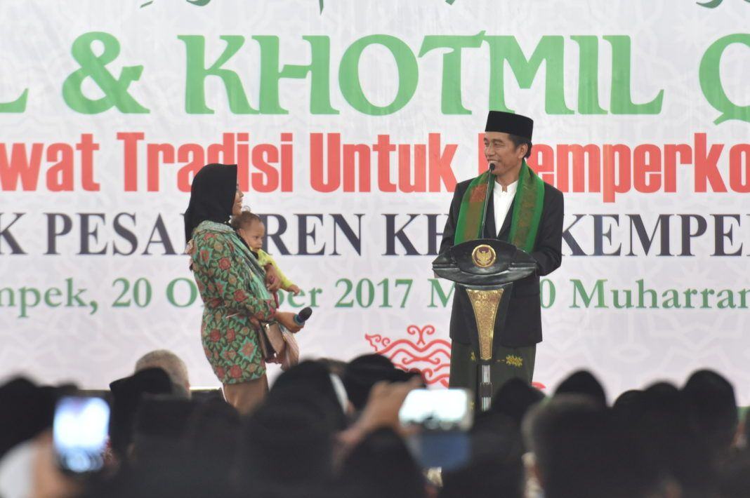 Foto: Presiden Jokowi saat menghadiri Haul dan Khotmil Quran di Ponpes Kyai Haji Aqiel Siroj (KHAS) Kempek, Cirebon, Jawa Barat, Jumat (20/10)