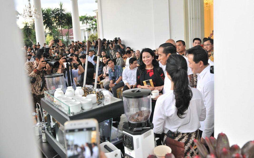 Foto: Presiden Jokowi saat mengopi bersama di Istana Kepresidenan Bogor, Jawa Barat, Minggu (1/10) petang.