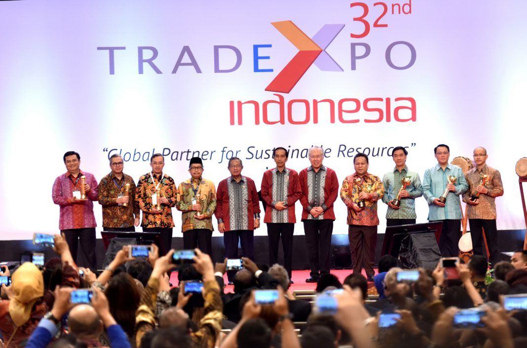 Foto: Presiden Jokowi berfoto bersama para menteri dan penerima penghargaan pada pembukaan Trade Expo Indonesia ke-32, di BSD City, Tangsel, Banten, Rabu (11/10)