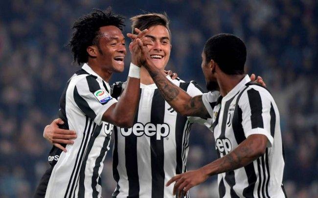 Winger Juventus Juan Cuadrado merayakan golnya ke gawang SPAL bersama rekan-rekan setimnya (Foto: AFP/Miguel Medina)