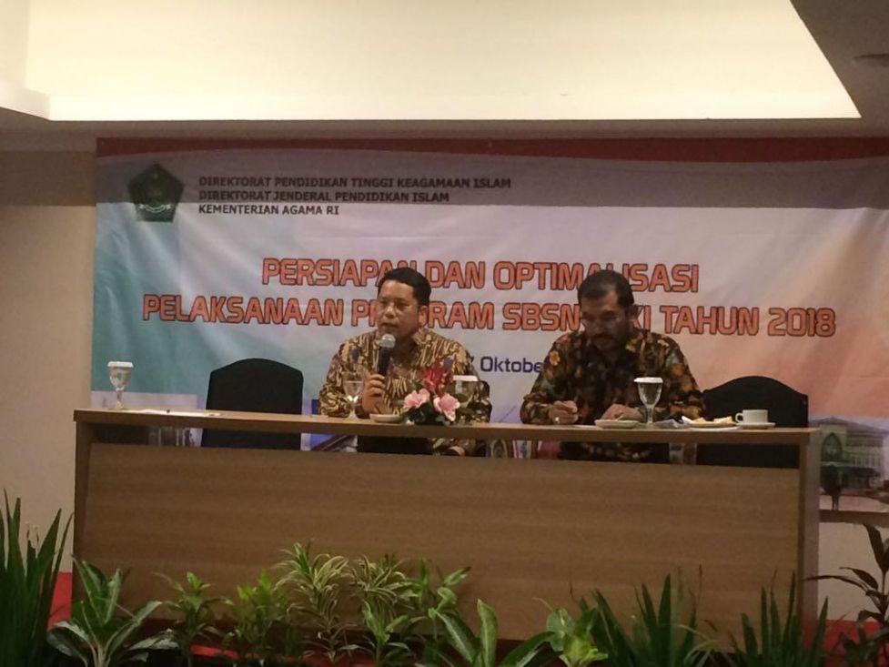 Foto: Dirjen Pendidikan Islam Kamarudin Amin saat memberikan pengarahan Rapat Persiapan dan Optimalisasi Pelaksanaan Program SBSN PTKI Tahun 2018, Kamis (26/10).
