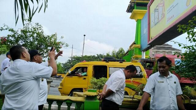 Foto: Wakil Walikota Ir Akhyar Nasution M.Si meninjau batas wilayah antara Kota Medan dan Kabupaten Deli Serdang di Kelurahan Lalang, Kecamatan Medan Sunggal, Rabu (25/10).