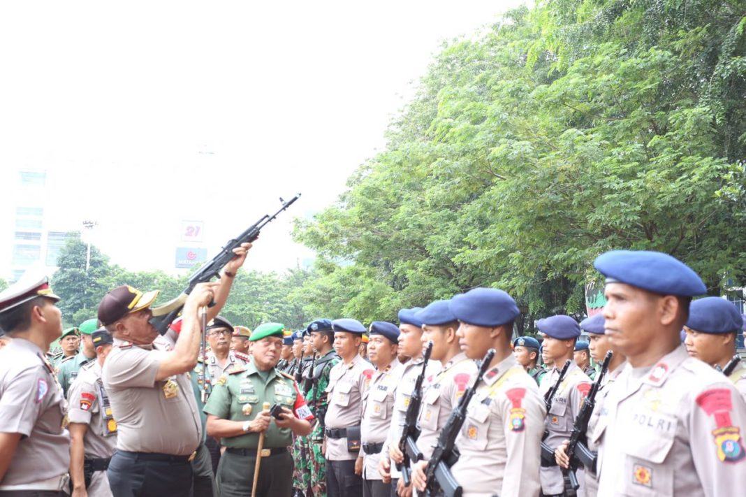 Foto: Kapolda Sumut dan Pangdam I/BB menyempatkan diri untuk cek kesiapan para personil dan cek kelengkapan senjata setiap personil.