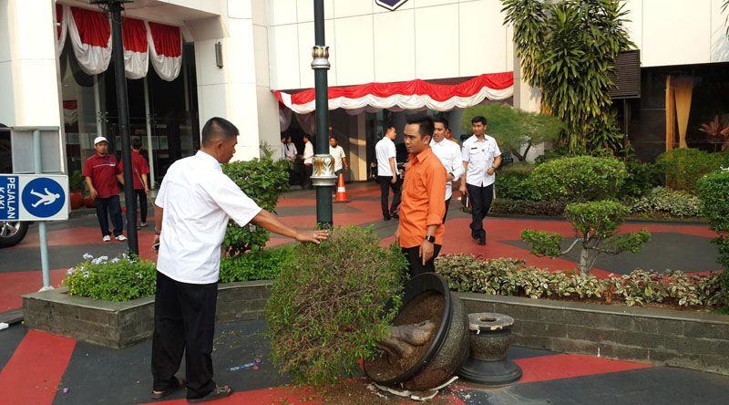Foto: Kantor Kementerian Dalam Negeri (Kemendagri) di Jalan Medan Merdeka Utara, Jakarta Pusat, diserang belasan orang. Mereka mengklaim pendukung calon Bupati Tolikara John Tabo dan Barnabas Weya.